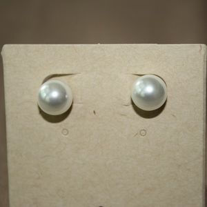 Chloe + Isabel Jewelry - Classic Pearl Stud Earrings Chloe + Isabel Jewelry - Classic Pearl Stud Earrings
